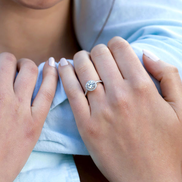 Here's What You Need to Know Before Buying a Pave Setting